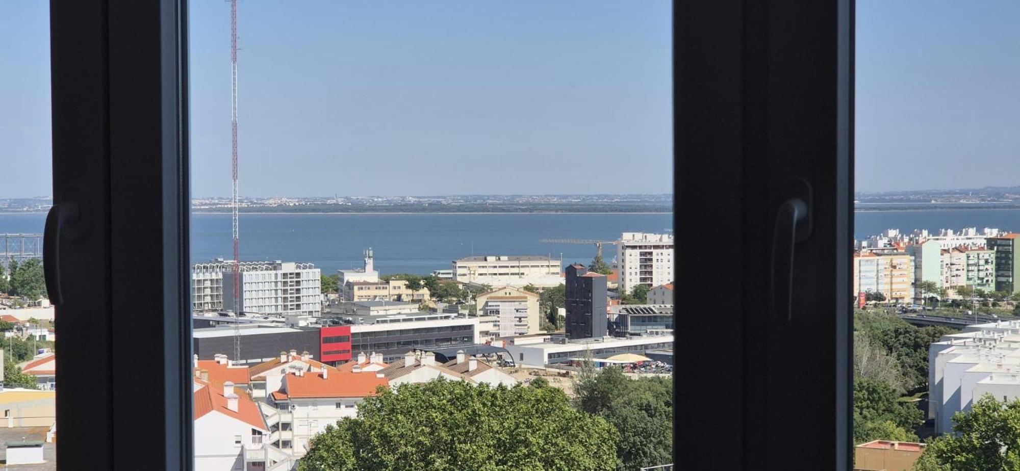 Vistas Sobre O Rio Tejo Lisboa Exterior foto