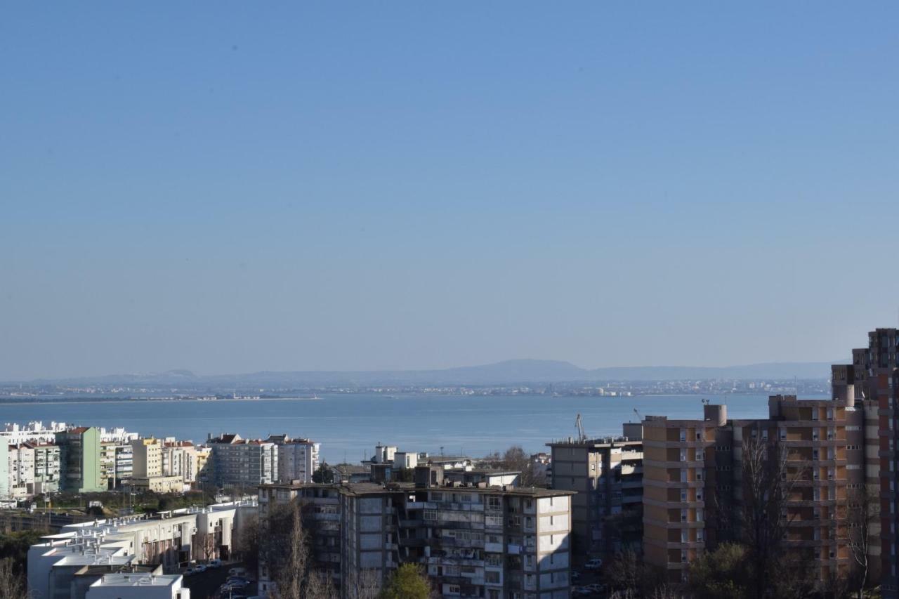 Vistas Sobre O Rio Tejo Lisboa Exterior foto